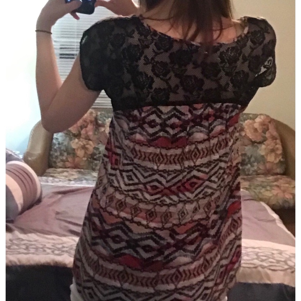 Abstract Pattern Top with Lace - Picture 3 of 6